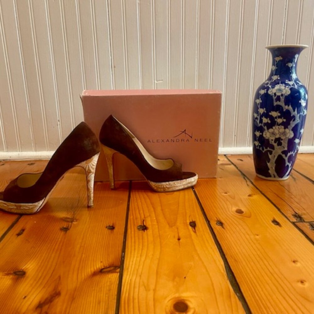 Alexandra Neel women's brown suede pumps, 4-inch heel, size 7 1/2. - Picture 10 of 10